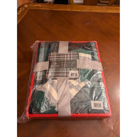Great Hotels PlushThrow & Sock Set Throw 50" x 60" Green - Picture 4 of 5